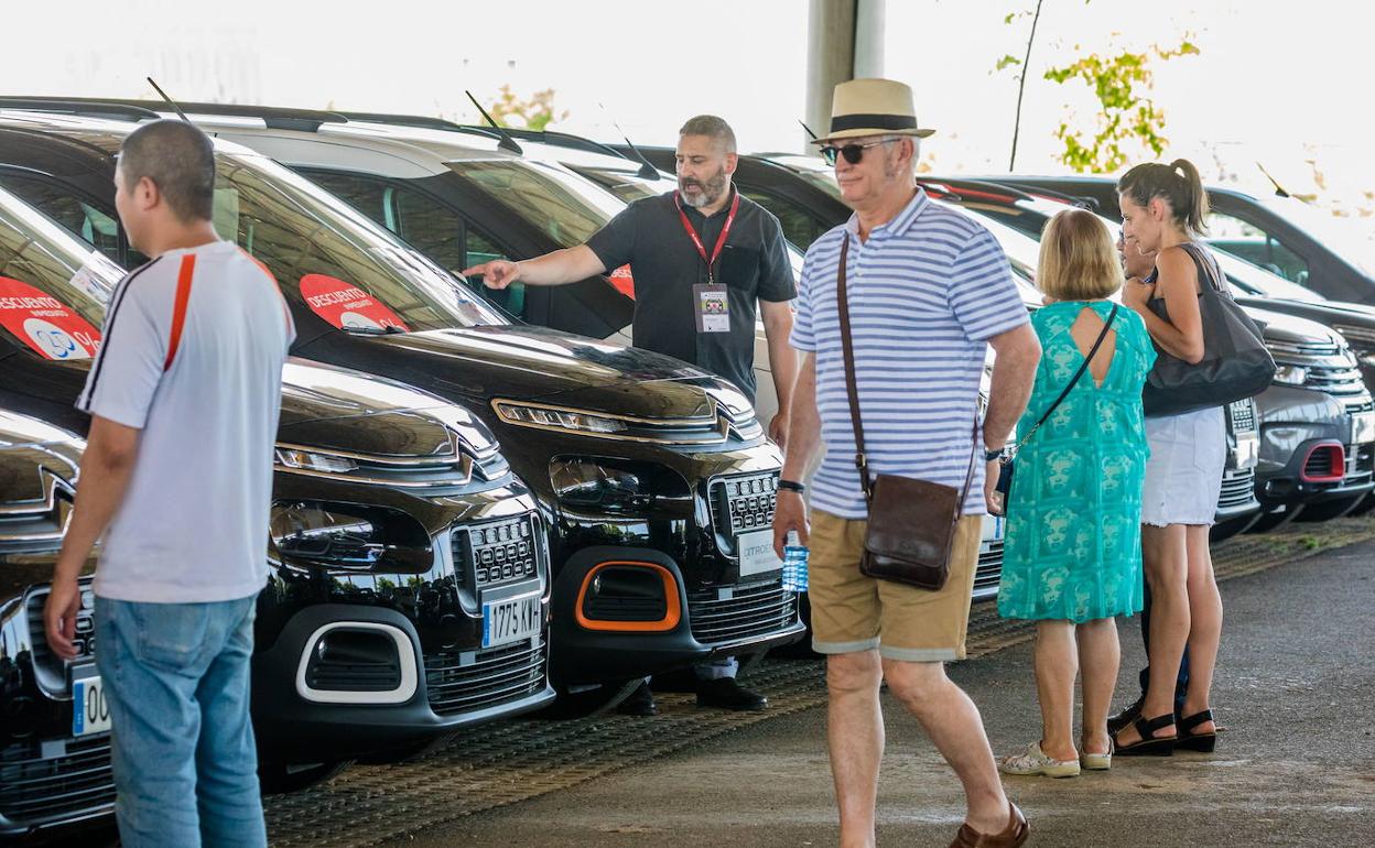 La crisis de los microchips traslada la demanda de coches hacia el